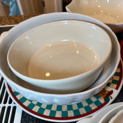 Assorted white ceramic kitchenware and cookware - Image 4 of 8