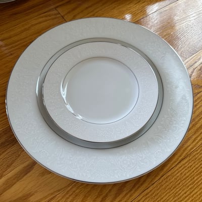 Fitz and Floyd Lovelace China Dinnerware Set - Image 11 of 16