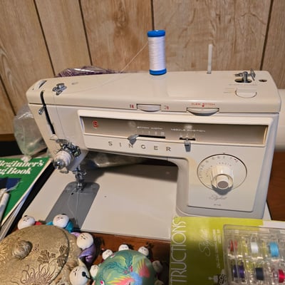 Singer sewing machine with knitting books and craft supplies - Image 2 of 21