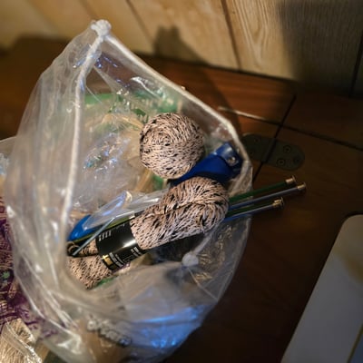 Singer sewing machine with knitting books and craft supplies - Image 9 of 21