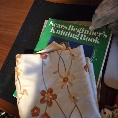 Singer sewing machine with knitting books and craft supplies - Image 7 of 21