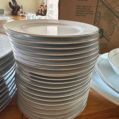 Fitz and Floyd Lovelace China Dinnerware Set - Image 3 of 16