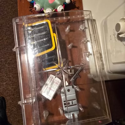 Singer sewing machine with knitting books and craft supplies - Image 6 of 21