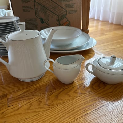 Fitz and Floyd Lovelace China Dinnerware Set - Image 4 of 16