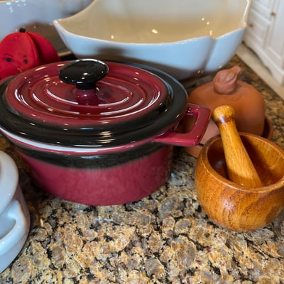 Assorted white ceramic kitchenware and cookware - Image 7 of 8