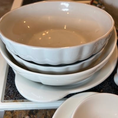 Assorted white ceramic kitchenware and cookware - Image 2 of 8