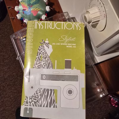 Singer sewing machine with knitting books and craft supplies - Image 5 of 21