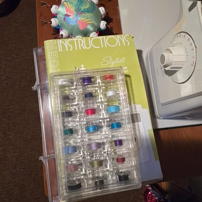 Singer sewing machine with knitting books and craft supplies - Image 4 of 21