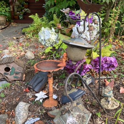 garden decor with bird bath and stained glass ornament - Image 4 of 6