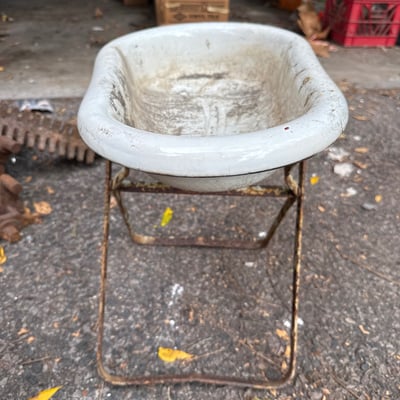 Weathered enamel infant tub basin on rusted folding stand - Image 2 of 9