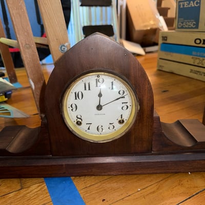 Vintage Ingraham wooden mantel clock with wind-up mechanism - Image 3 of 6