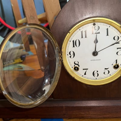 Vintage Ingraham wooden mantel clock with wind-up mechanism - Image 5 of 6