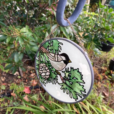 garden decor with bird bath and stained glass ornament - Image 6 of 6