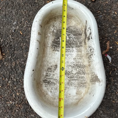 Weathered enamel infant tub basin on rusted folding stand - Image 4 of 9
