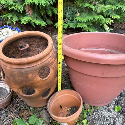 Terracotta pots and a blue ceramic planter - Image 4 of 6