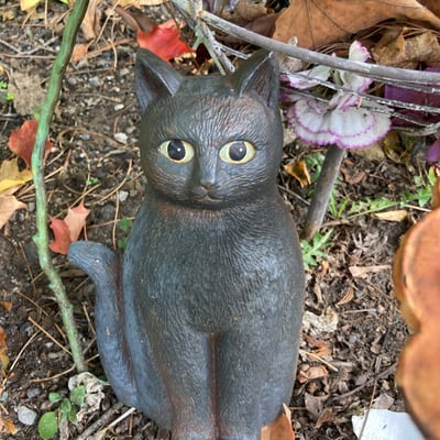 garden decor with bird bath and stained glass ornament - Image 5 of 6