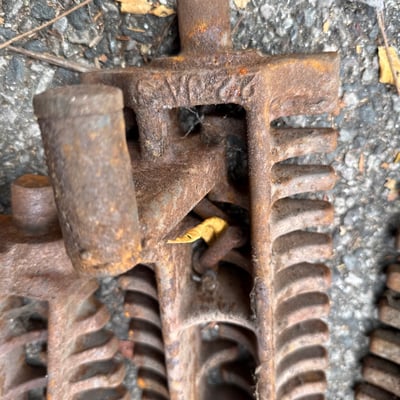 Rusty antique farm harrow teeth and iron implements - Image 4 of 5