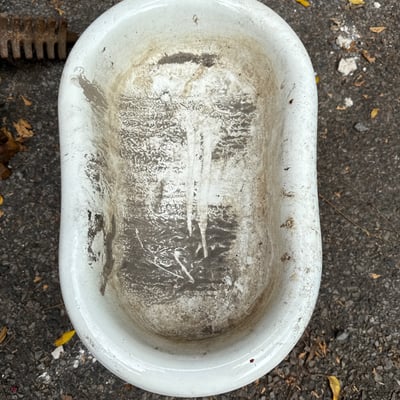 Weathered enamel infant tub basin on rusted folding stand - Image 6 of 9