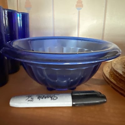 Cobalt blue glassware and amber pressed-glass plates - Image 4 of 9