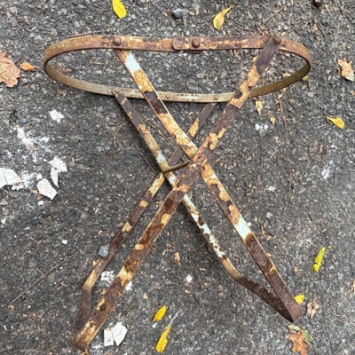 Weathered enamel infant tub basin on rusted folding stand - Image 5 of 9