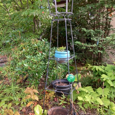 metal plant stand with pots - Image 1 of 2