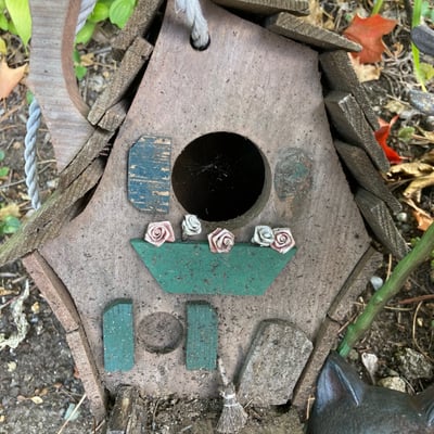 garden decor with bird bath and stained glass ornament - Image 3 of 6