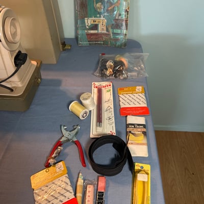 Vintage Singer sewing machine with manual and accessories - Image 5 of 5