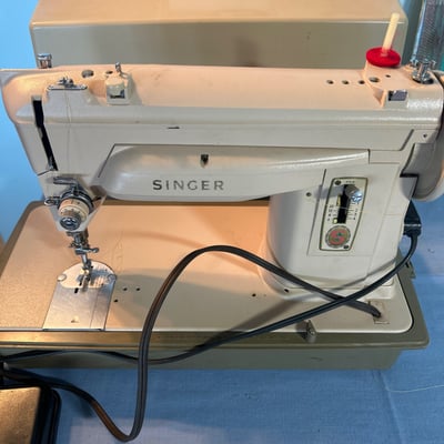 Vintage Singer sewing machine with manual and accessories - Image 3 of 5