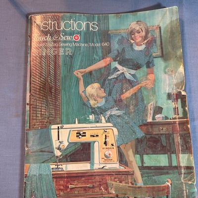 Vintage Singer sewing machine with manual and accessories - Image 2 of 5