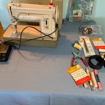 Vintage Singer sewing machine with manual and accessories - Image 1 of 5