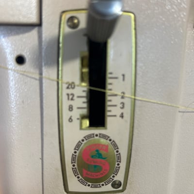 Vintage Singer sewing machine with manual and accessories - Image 4 of 5