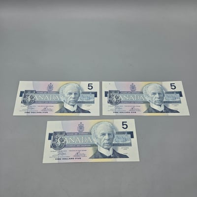 Canada $5 Bills x 3 - Image 1 of 2