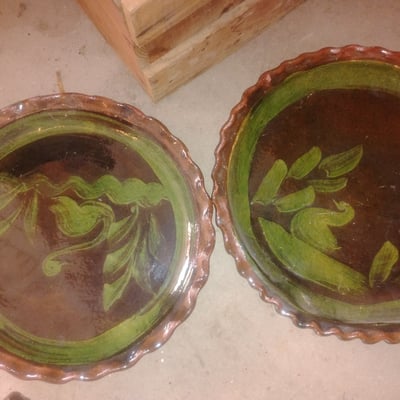 Green leaf-pattern ceramic bowls and orange pumpkin - Image 2 of 3