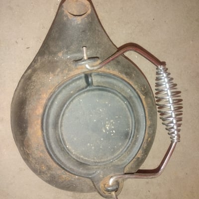 Vintage cast-iron kettle with spring handle - Image 2 of 2