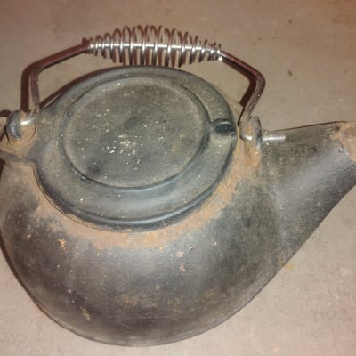Vintage cast-iron kettle with spring handle - Image 1 of 2