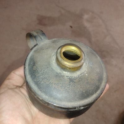 Round rusty metal oil lamp canister with brass threaded opening - Image 2 of 2