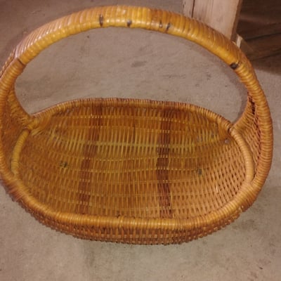 Oval wicker basket with handle - Image 2 of 2