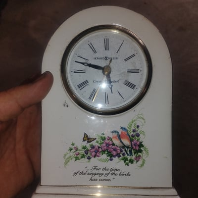 White mantel clock with floral and bird motifs - Image 2 of 2