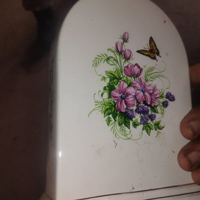 White mantel clock with floral and bird motifs - Image 1 of 2