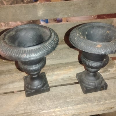 Pair of black urn-shaped pedestal decorations - Image 1 of 1