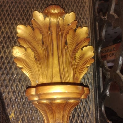 Gilded acanthus-leaf decorative shelf - Image 1 of 2