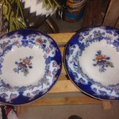 Pair of cobalt blue and white porcelain plates with floral center - Image 1 of 2