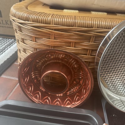 Bakeware set: cookie sheet, tube pan, round pans, and broiler pan - Image 7 of 8