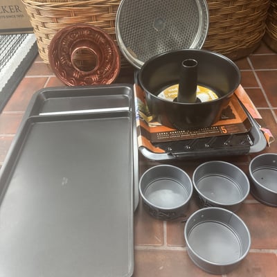 Bakeware set: cookie sheet, tube pan, round pans, and broiler pan - Image 1 of 8