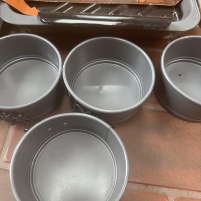 Bakeware set: cookie sheet, tube pan, round pans, and broiler pan - Image 5 of 8