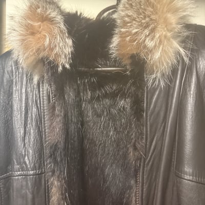 Black leather and fur coat with tan fur trim - Image 9 of 10