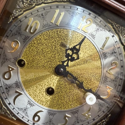 Howard Miller mantel clock with brass dial in wooden case - Image 9 of 10