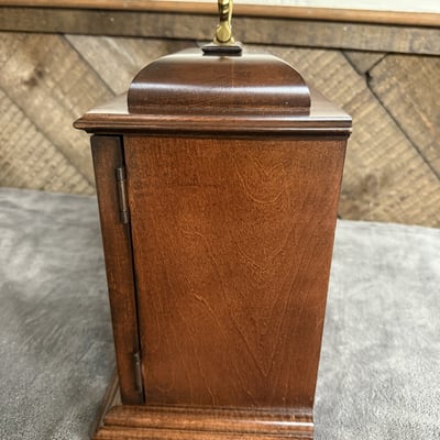 Howard Miller mantel clock with brass dial in wooden case - Image 5 of 10