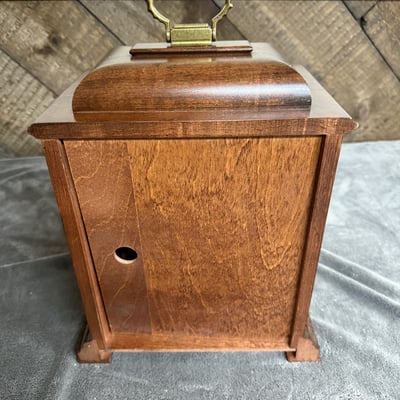 Howard Miller mantel clock with brass dial in wooden case - Image 7 of 10