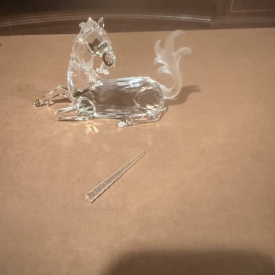 Crystal horse figurine with decorative tail - Image 1 of 3